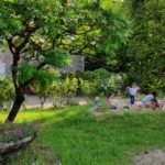 Le Petit Trianon spelen in de tuin met zandbak