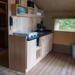 Keuken en badkamer in de safaritent 6p