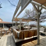 Capalbio loungen op het terras van restaurant la Dogana