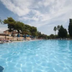 Vilanova Park zwembad met ligbedden