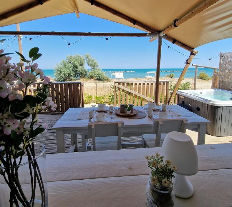 Villa Alwin Beach Resort lodgetent Diamond met bar, terras, jacuzzi en zeezicht