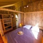 Coucouzac slaapkamer met tweepersoonsbed in de safaritent