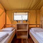 IJsselhof - Glamping4all - slaapkamer met twee eenpersoonsbedden in safaritent 6 personen