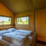 IJsselhof - Glamping4all - slaapkamer met tweepersoonsbed in safarilodge tent 6 personen