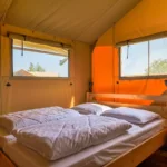 IJsselhof - Glamping4all - slaapkamer met tweepersoonsbed in safaritent 6 personen