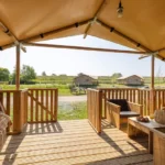 IJsselhof - Glamping4all - terras met vrij uitzicht safarilodge tent 6 personen