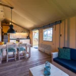 IJsselhof - Glamping4all - woonkamer met zithoek eettafel en keuken in safarilodge tent 6 personen